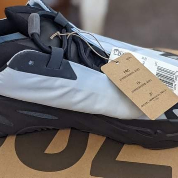YEEZY 700